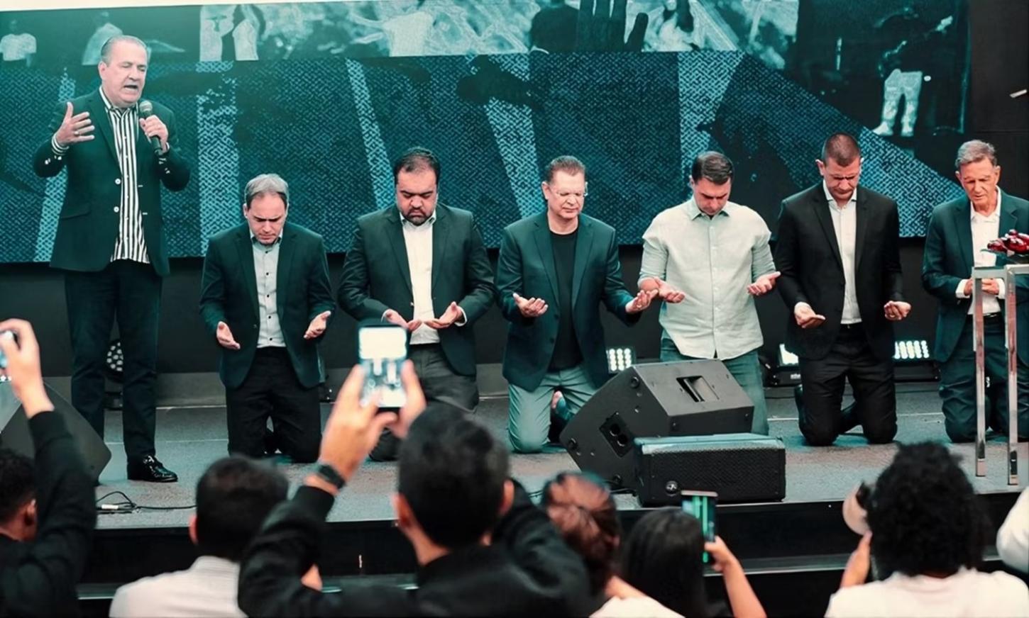 PIOR QUE O DESFILE NA SAPUCAÍ - Ação no MPF mira Flávio Bolsonaro e Malafaia por culto com suposta campanha antecipada